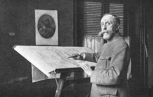 La general de Villaret dans la piece ou il travaille, 1916. Creator: Unknown