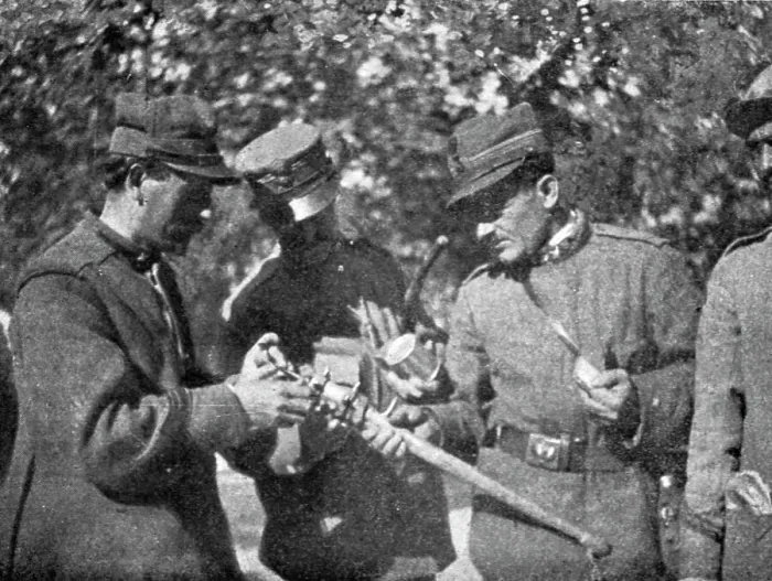 Framed Print : La grande attaque du Carso (aout 1916); Officiers italiens examinant une massue autrichienne, 1916 Creator: Unknown Framed Print : La grande attaque du Carso (aout 1916); Officiers italiens examinant une massue autrichienne, 1916 Creator: Unknown