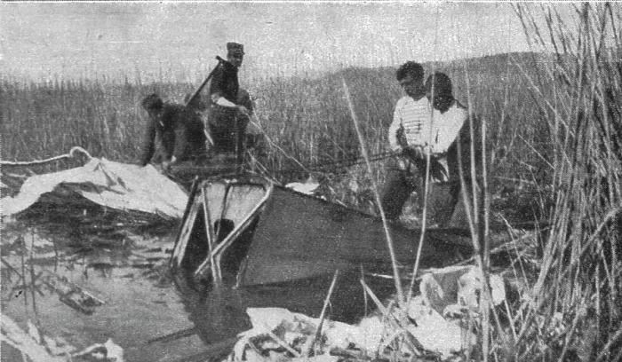 Framed Print : La guerre aerienne en Macedoine Grecque : un avion ennemi Descendu dans... 1916. Creator: Unknown. La guerre aerienne en Macedoine Grecque : un avion ennemi Descendu dans... 1916. Creator: Unknown Framed Print : La guerre aerienne en Macedoine Grecque : un avion ennemi Descendu dans... 1916. Creator: Unknown. La guerre aerienne en Macedoine Grecque : un avion ennemi Descendu dans... 1916. Creator: Unknown
