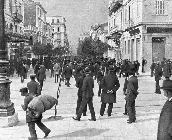 Framed Print : La journee du 1 decembre 1916, A Athenes; Les premieres manifestations de la foule sur la place de Creator: Unknown Framed Print : La journee du 1 decembre 1916, A Athenes; Les premieres manifestations de la foule sur la place de Creator: Unknown