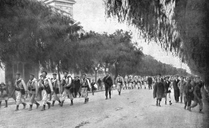 Framed Print : La journee du 1 decembre 1916, A Athenes; L'entrée des marins francais, dans la matinee, 1916. Creator: Unknown Framed Print : La journee du 1 decembre 1916, A Athenes; L'entrée des marins francais, dans la matinee, 1916. Creator: Unknown