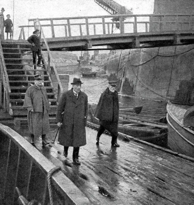 Framed Print : La Mission Joffre-Viviani en Amerique; Arrivee, sur le ponton d'embarquement, le 18 avril 1917. Creator: Unknown Framed Print : La Mission Joffre-Viviani en Amerique; Arrivee, sur le ponton d'embarquement, le 18 avril 1917. Creator: Unknown
