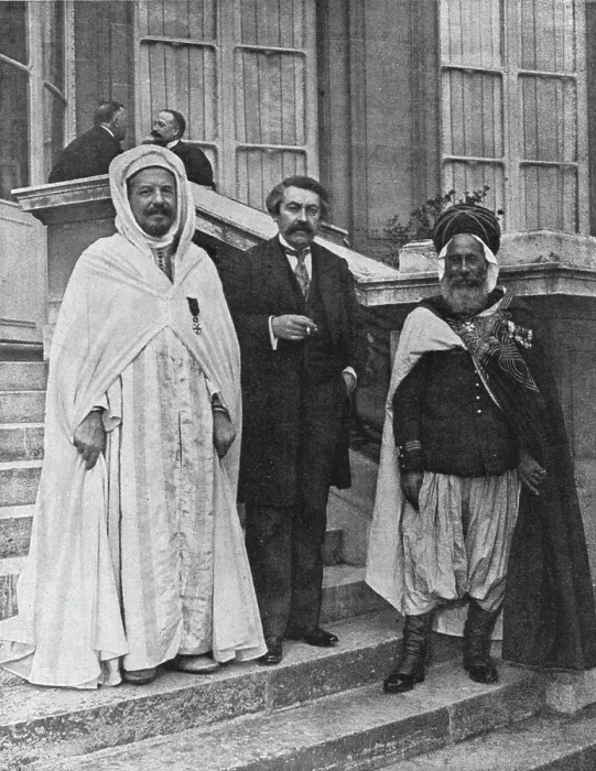 Framed Print : La mission Musulmane; apres le dejeuner de la mission musulmane aux Affaires etrangeres... 1916. Creator: Unknown Framed Print : La mission Musulmane; apres le dejeuner de la mission musulmane aux Affaires etrangeres... 1916. Creator: Unknown