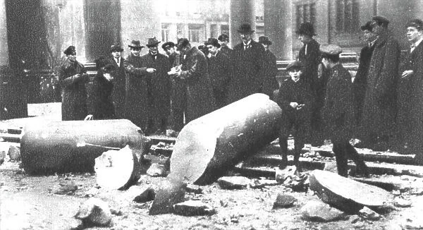 La Nouvelle Europe; la guerre civile a Berlin; colonne du monument de Guillaume 1er... 1918. Creator: Unknown