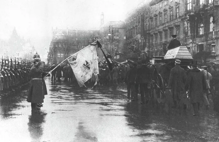 Framed Print : La Nouvelle Europe; la guerre civile a Berlin; aux obseques solennelles des morts spart... 1918. Creator: Unknown Framed Print : La Nouvelle Europe; la guerre civile a Berlin; aux obseques solennelles des morts spart... 1918. Creator: Unknown