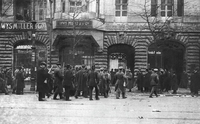 Framed Print : La Nouvelle Europe; la guerre civile a Berlin; dans l'apres-midi du 5 janvier, les sparta... 1919. Creator: Unknown Framed Print : La Nouvelle Europe; la guerre civile a Berlin; dans l'apres-midi du 5 janvier, les sparta... 1919. Creator: Unknown