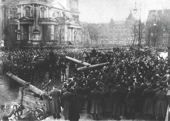 Framed Print : La Nouvelle Europe; la guerre civile a Berlin; le 29 decembre 1918, aux funerailles des... 1918. Creator: Unknown Framed Print : La Nouvelle Europe; la guerre civile a Berlin; le 29 decembre 1918, aux funerailles des... 1918. Creator: Unknown