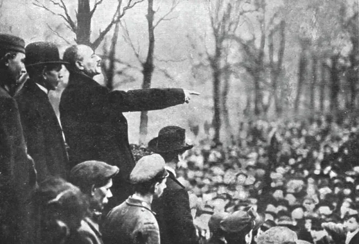 Framed Print : La Nouvelle Europe; la guerre civile a Berlin; Liebknecht harangue la foule massee Sous... 1918. Creator: Unknown. La Nouvelle Europe; la guerre civile a Berlin; Liebknecht harangue la foule massee Sous... 1918. Creator: Unknown Framed Print : La Nouvelle Europe; la guerre civile a Berlin; Liebknecht harangue la foule massee Sous... 1918. Creator: Unknown. La Nouvelle Europe; la guerre civile a Berlin; Liebknecht harangue la foule massee Sous... 1918. Creator: Unknown