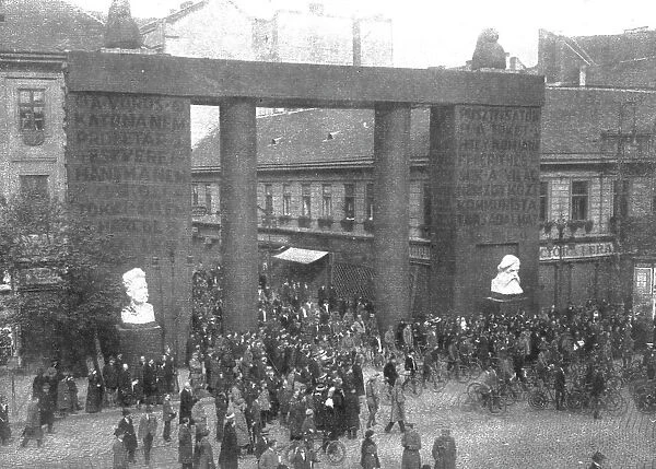 La Nouvelle Europe; Le regime communiste a Budapest; un arc de triomphe, place Andrassy... 1919. Creator: Unknown