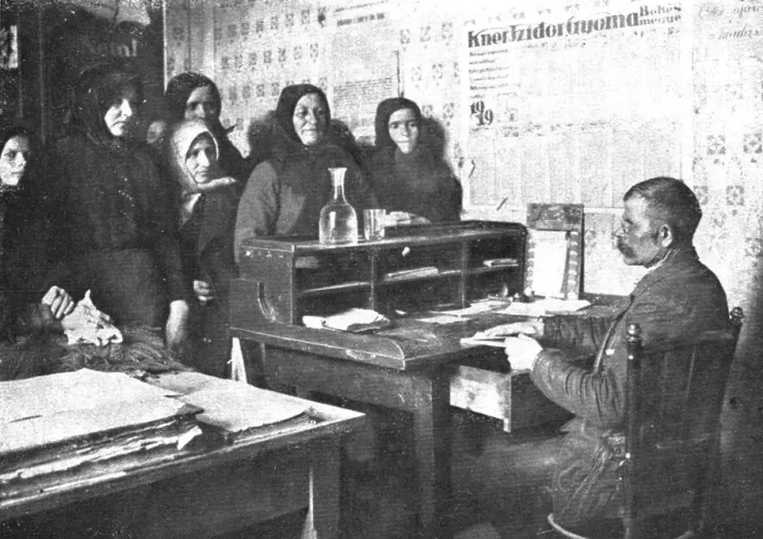 Framed Print : La Nouvelle Europe; Le regime communiste a Budapest; distribution des cartes de vivres... 1919. Creator: Unknown Framed Print : La Nouvelle Europe; Le regime communiste a Budapest; distribution des cartes de vivres... 1919. Creator: Unknown