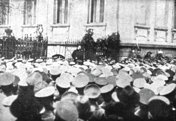 Framed Print : La Nouvelle Europe;la guerre civile a Berlin; Ebert prononce une allocutiondevant une... 1918. Creator: Unknown Framed Print : La Nouvelle Europe;la guerre civile a Berlin; Ebert prononce une allocutiondevant une... 1918. Creator: Unknown