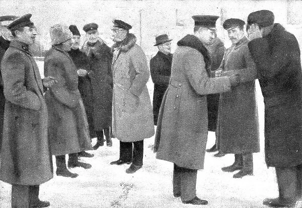 La paix des Bolcheviks; les delegues de l'Ukraine independante s'entretenant avec des... 1918. Creator: Unknown