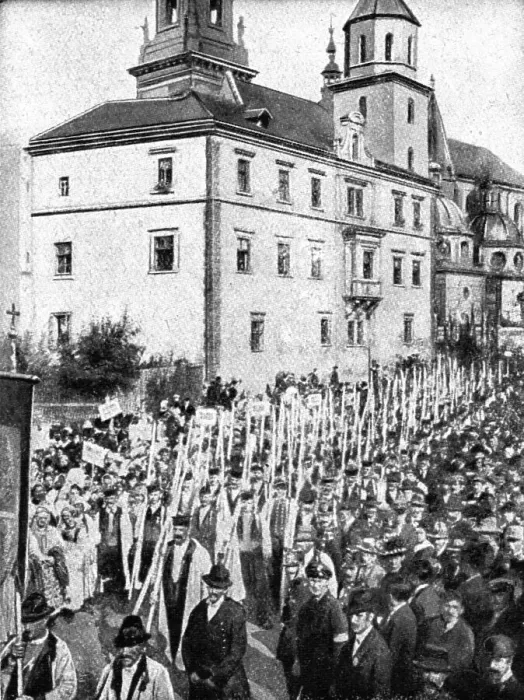 Framed Print : La paix des Bolcheviks; Une manifestation populaire a Cracovie, le 16 fevrier contre... 1918. Creator: Unknown Framed Print : La paix des Bolcheviks; Une manifestation populaire a Cracovie, le 16 fevrier contre... 1918. Creator: Unknown