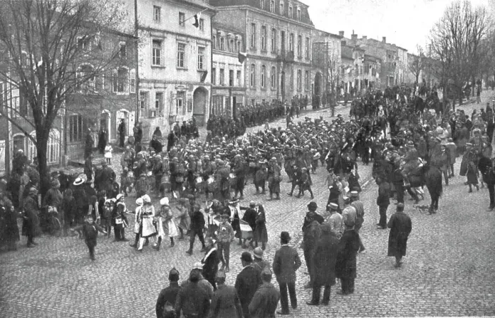 Framed Print : La patrie retrouvee; A Chateau-Salins, le 17 novembre: entrée de la Ire division... 1918. Creator: Unknown Framed Print : La patrie retrouvee; A Chateau-Salins, le 17 novembre: entrée de la Ire division... 1918. Creator: Unknown