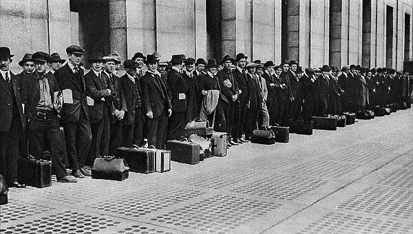 La Preparation a la Guerre aux Etats-Unis; Jeunes recrues americaines attendant le train... 1917. Creator: Unknown