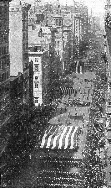 La Preparation Militaire; Dans la 5e avenue de New-York: le drapeau monstre du 'Carpet Club', 1916 Creator: Unknown. La Preparation Militaire; Dans la 5e avenue de New-York: le drapeau monstre du 'Carpet Club', 1916 Creator: Unknown