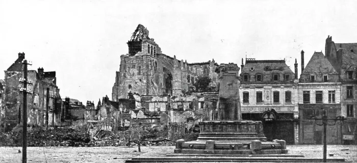 Framed Print : La pression Croissante de Foch; les ruines de la collegiale de Saint-Quentin degagee... 1918. Creator: Unknown Framed Print : La pression Croissante de Foch; les ruines de la collegiale de Saint-Quentin degagee... 1918. Creator: Unknown