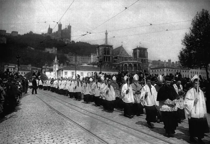Framed Print : La procession des Cardinaux, Archeveques et Eveques, aux funerailles du primat... 1916. Creator: Unknown Framed Print : La procession des Cardinaux, Archeveques et Eveques, aux funerailles du primat... 1916. Creator: Unknown