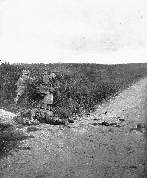 La Quatrieme Offensive Allemande; Fusiliers mitrailleurs balayant la route de Courcelles... 1918. Creator: Unknown