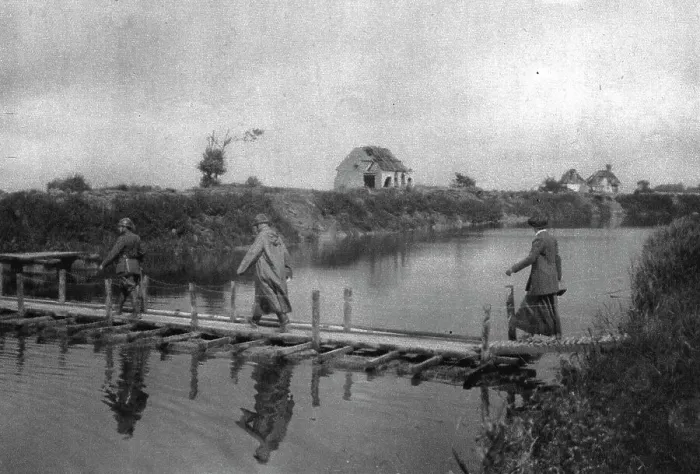 Framed Print : La Reine des Belges sur les lignes de L'Yser; La reine traversant l'Yser sur une passerelle, 1916. Creator: Unknown Framed Print : La Reine des Belges sur les lignes de L'Yser; La reine traversant l'Yser sur une passerelle, 1916. Creator: Unknown