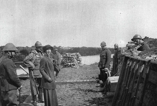 La Reine des Belges sur les lignes de L'Yser; Un soldat (a droite) joue un air de violon, 1916. Creator: Unknown
