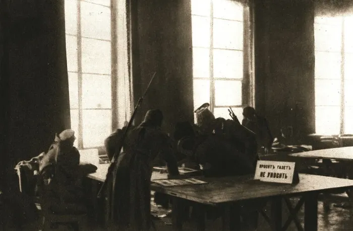 Framed Print : La Revolution Russe; Des soldats en armes se sont introduits dans le cabinet de lecture... 1917. Creator: Unknown Framed Print : La Revolution Russe; Des soldats en armes se sont introduits dans le cabinet de lecture... 1917. Creator: Unknown