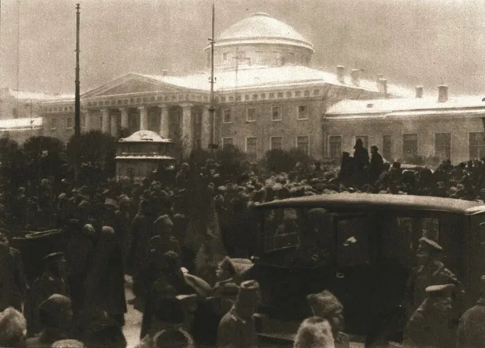 Framed Print : La Revolution Russe; La foule devant le Palais de Tauride, le 14 mars 1917. Creator: Unknown Framed Print : La Revolution Russe; La foule devant le Palais de Tauride, le 14 mars 1917. Creator: Unknown