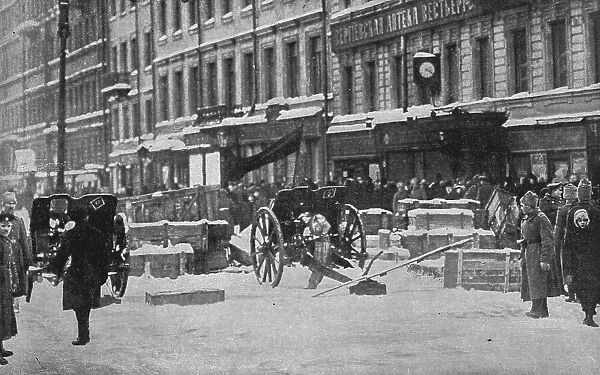 La Revolution Russe; Le 12 mars 1917: canons de campagne derriere une barricade sur... 1917. Creator: Unknown