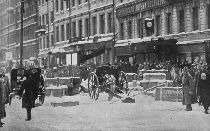 Framed Print : La Revolution Russe; Le 12 mars 1917: canons de campagne derriere une barricade sur... 1917. Creator: Unknown Framed Print : La Revolution Russe; Le 12 mars 1917: canons de campagne derriere une barricade sur... 1917. Creator: Unknown