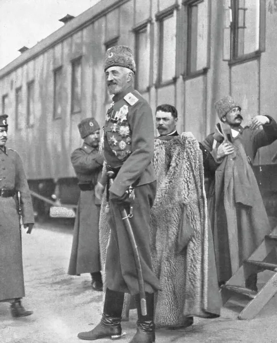 Framed Print : La Revolution Russe; le Grand-Duc Nicolas, a qui le gouvernement provisoire refusa le... 1917. Creator: Unknown Framed Print : La Revolution Russe; le Grand-Duc Nicolas, a qui le gouvernement provisoire refusa le... 1917. Creator: Unknown