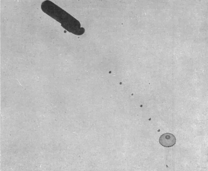 Framed Print : La Saucisse'; Le parachute completement ouvert : Experience de descente... 1916. Creator: Unknown. La Saucisse'; Le parachute completement ouvert : Experience de descente... 1916. Creator: Unknown Framed Print : La Saucisse'; Le parachute completement ouvert : Experience de descente... 1916. Creator: Unknown. La Saucisse'; Le parachute completement ouvert : Experience de descente... 1916. Creator: Unknown