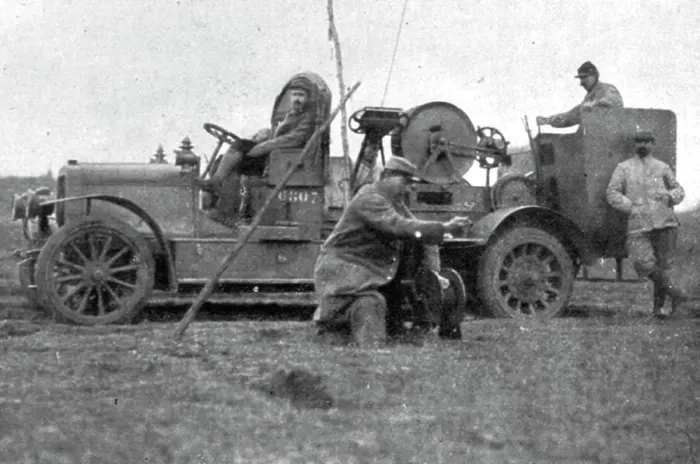 Framed Print : La Saucisse'; L'observateur et son travail. Le treuil sur automobile, 1916. Creator: Unknown. La Saucisse'; L'observateur et son travail. Le treuil sur automobile, 1916. Creator: Unknown Framed Print : La Saucisse'; L'observateur et son travail. Le treuil sur automobile, 1916. Creator: Unknown. La Saucisse'; L'observateur et son travail. Le treuil sur automobile, 1916. Creator: Unknown