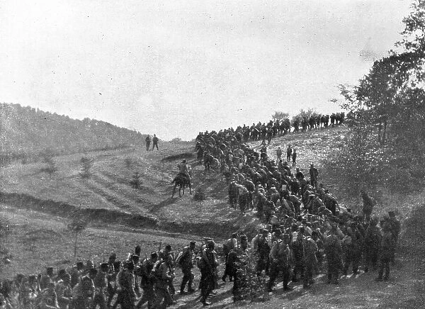 La Serbie Courageuse; Traversant le col de Goutchevo, l'armee serbe monte a l'offensive, 1914 Creator: Unknown