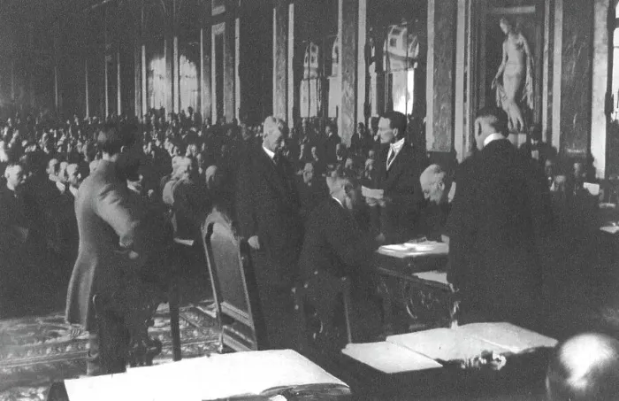 Framed Print : La signature du traite de paix a Versailles; Le president Wilson, assis devant M.Villiam... 1919. Creator: Unknown Framed Print : La signature du traite de paix a Versailles; Le president Wilson, assis devant M.Villiam... 1919. Creator: Unknown