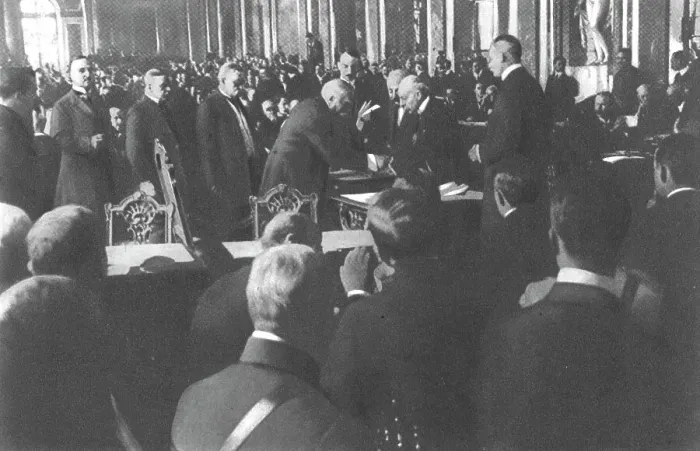 Framed Print : La signature du traite de paix a Versailles; M Clemenceau signe debout: derriere... 1919. Creator: Unknown Framed Print : La signature du traite de paix a Versailles; M Clemenceau signe debout: derriere... 1919. Creator: Unknown