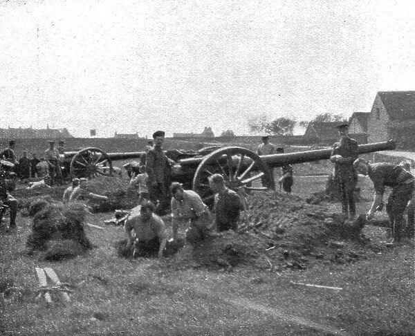 La supreme defense d'Anvers; Les pieces de cotes anglaises repondent aux mortiers allemands, 1914 Creator: Unknown