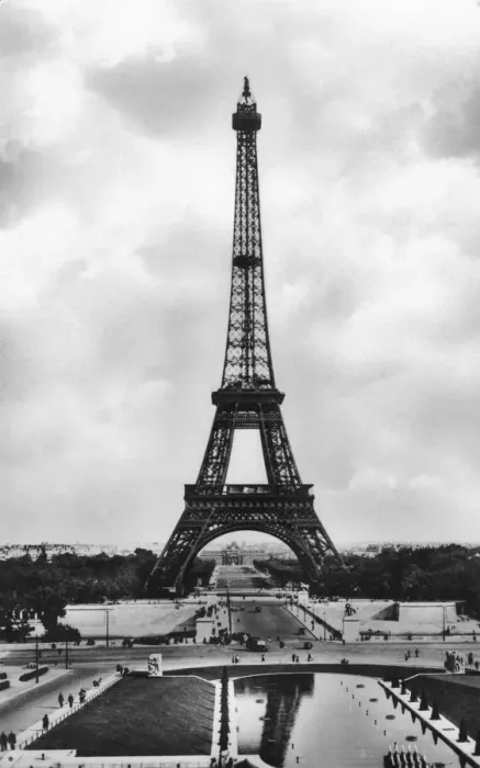 Framed Print : La Tour Eiffel et Bassins de Chaillot, Paris, 20th Century. Artist: Veritable Framed Print : La Tour Eiffel et Bassins de Chaillot, Paris, 20th Century. Artist: Veritable