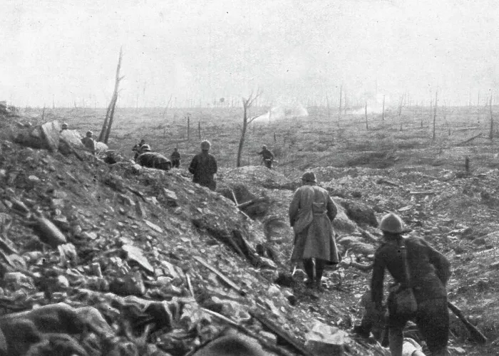 Framed Print : La victoire de Douaumont; un coup de main, le 22 octobre, dans le ravin des... 1916. Creator: Unknown Framed Print : La victoire de Douaumont; un coup de main, le 22 octobre, dans le ravin des... 1916. Creator: Unknown