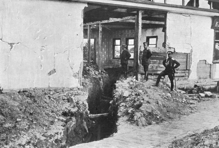 Framed Print : La victorieuse offensive Russe; Une tranchee autrichienne dans une maison en ruines a... 1916. Creator: Unknown Framed Print : La victorieuse offensive Russe; Une tranchee autrichienne dans une maison en ruines a... 1916. Creator: Unknown