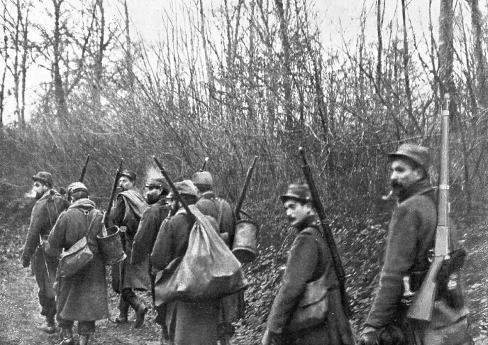 Framed Print : La vie en Campagne; Une section, qui vient d'etre relevee, quitte les premieres lignes, 1914. Creator: Unknown Framed Print : La vie en Campagne; Une section, qui vient d'etre relevee, quitte les premieres lignes, 1914. Creator: Unknown