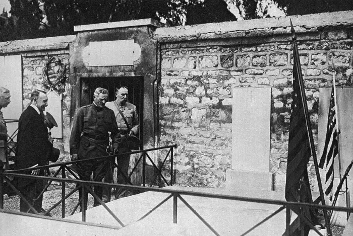 Framed Print : La Visite de Pershing a La Fayette; Le general, devant la tombe de La Fayette: a sa droite... 1917 Creator: Unknown Framed Print : La Visite de Pershing a La Fayette; Le general, devant la tombe de La Fayette: a sa droite... 1917 Creator: Unknown