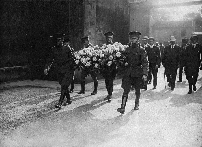 Framed Print : La Visite de Pershing a La Fayette; Soldats americains portant la couronne que le general... 1917. Creator: Unknown Framed Print : La Visite de Pershing a La Fayette; Soldats americains portant la couronne que le general... 1917. Creator: Unknown