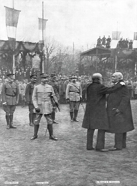 L'Accolade de Metz; L'emouvante etreinte des deux presidents sur l'esplanade de Metz, 1918. Creator: Unknown
