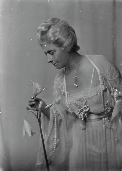 Ladenburg, Mrs. portrait photograph, 1917 Sept. 9. Creator: Arnold Genthe