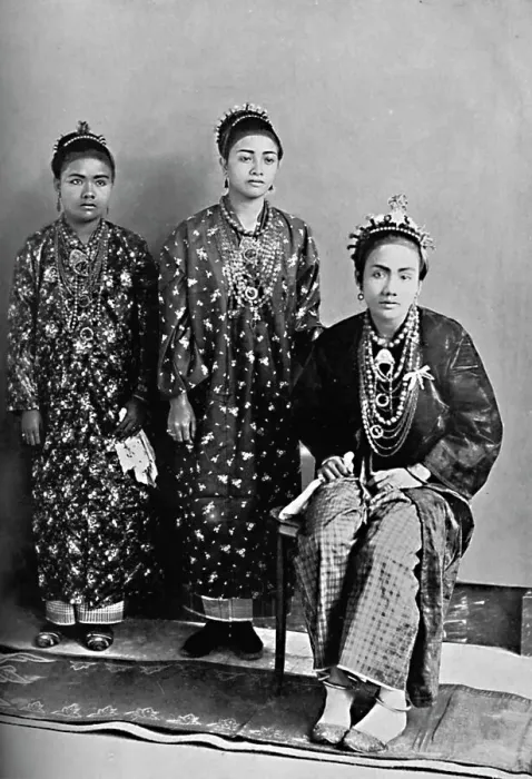 Framed Print : Three ladies of the royal family of Perak, Malay Peninsula, 1902. Artist: L Wray Framed Print : Three ladies of the royal family of Perak, Malay Peninsula, 1902. Artist: L Wray