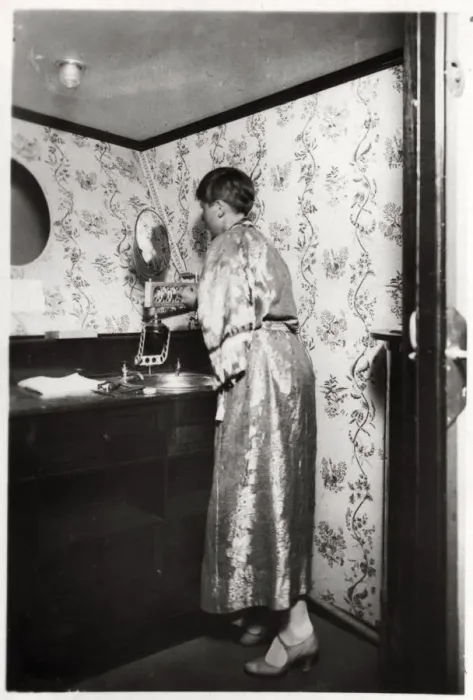 Framed Print : Ladies washroom, Zeppelin LZ 127 Graf Zeppelin, 1933 Framed Print : Ladies washroom, Zeppelin LZ 127 Graf Zeppelin, 1933