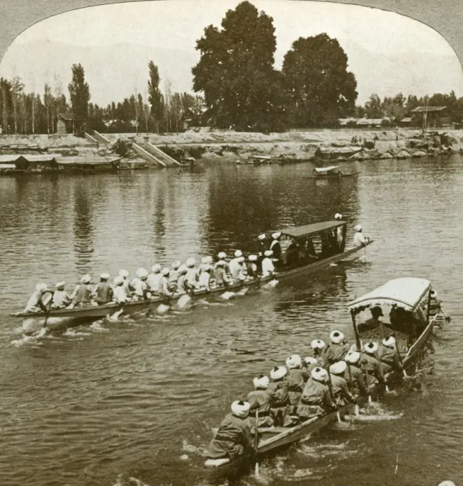 Framed Print : Lady Curzxon travelling on the state barge of the Maharaja, Kashmir, India, c1900s(?). Artist: Underwood & Underwood Framed Print : Lady Curzxon travelling on the state barge of the Maharaja, Kashmir, India, c1900s(?). Artist: Underwood & Underwood