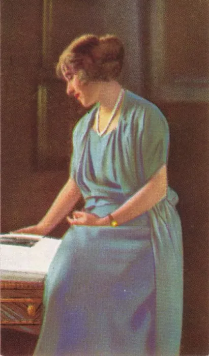 Framed Print : Lady Elizabeth Bowes-Lyons (1900-2002) Framed Print : Lady Elizabeth Bowes-Lyons (1900-2002)