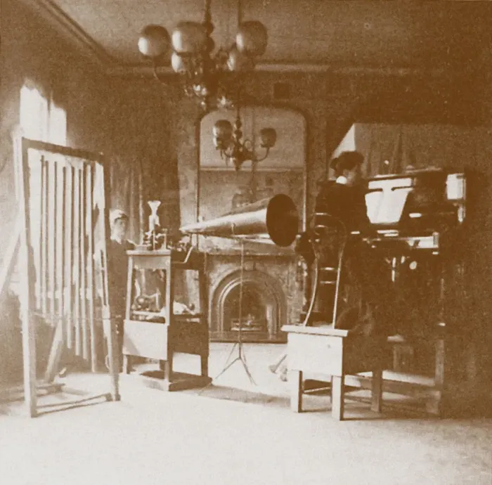 Framed Print : A lady pianist at the first Emil Berliner studio in London, Cockburn Hotel, 1898. Artist: Anonymous Framed Print : A lady pianist at the first Emil Berliner studio in London, Cockburn Hotel, 1898. Artist: Anonymous