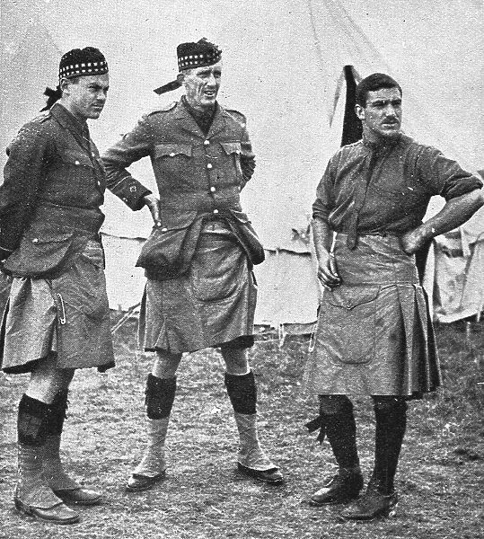 'L'aide du Canada; Officiers de Highlanders canadiens, 1914. Creator: Unknown